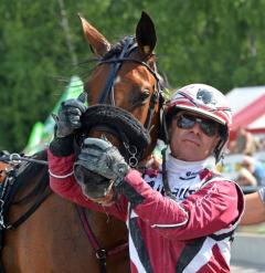 Lutfi Kolgjini med en av stallest V75-vinnare i år, Sahara Fairytale som vann klass 1-finalen i Eskilstuna i juni. Foto av LARS JAKOBSSON
