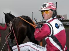 Lutfi Kolgjini hoppas att konkurrenterna får spana in de här ryggarna under Olympiatravet på lördag.                    	            	        	                   		                             Foto av Foto: Lars Jakobsson, Kanal 75