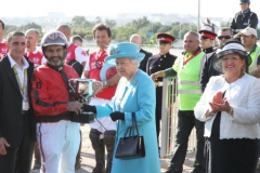 Drottningbesök. Kusken Marco Debono fick ta emot pris av drottning Elizabeth II efter segern med svenskfödde Royal In. Foto av Mike Orland/maltatrotracing.com