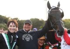 Seger i Lotterian för Oasis Bi, Stefan P Pettersson och Johnny Takter. Foto: Gerard Forni Foto av Kanal 75