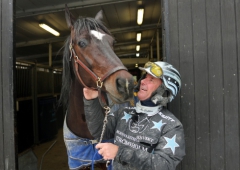 Åke Lindblom håller Sauveur som den bästa häst han har tränat. På lördag kan ekipaget sätta världsrekord i Harper Hanovers lopp. Foto av LISSI GUSTAFSSON