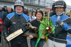 Uppfödaren Mats Eriksson (vänster) tillsammans med frun Anette och Leif Witasp i vinnarcirkeln efter en av Cool Keepers segrar.  Foto av ALN PRESSBILD
