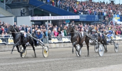 Världsrekord! Bird Parker med Jos Verbeeck i sulkyn vinner Harper Hanovers lopp och förpassar Sauveur och Åke Lindblom till andraplatsen. Foto av LARS JAKOBSSON