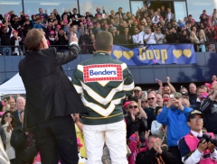 Jimmy Takter och kusken Yannick Gingras hyllar publiken på Solvalla eftet segern i Fyraåringseliten. Foto av LARS JAKOBSSON