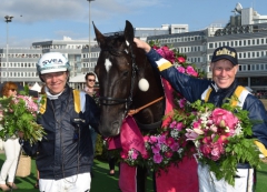 Glädje efter Elitloppet. Nuncio flankerad av Stefan Melander och Örjan Kilhlström. Foto av LARS JAKOBSSON