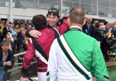 Lutfi Kolgjini gratulerades av familjen Takter efter segern i "Takter Tribute".  Foto av LARS JAKOBSSON