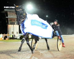 Kusken Johnny Takter och skötare Maja Bäckman tillsammans med årets segerrikaste V75-häst On Track Piraten. Foto av Kanal 75