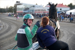 Nöjd är bara förnamnet. Jörgen Westholm efter segern i Umåker V75 i slutet av april med Odin Tabac. Skötaren Julia Rönnqvist. Foto: Mikael Wikner Foto av Kanal 75