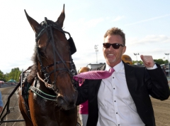 Jubel efter Fyraåringseliten 2016. Jimmy Takter tillsammans med Pinkman. Foto: Lars Jakobsson Foto av LARS JAKOBSSON