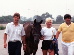 Legolas inför VM-starten i New York 1983. På bilden tillsammans med ägaren Marko Anic (höger), tränaren Thomas Nilsson och skötaren Lotta Nilsson. Foto: Kanal 75 Foto av Kanal 75