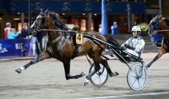 Fossens Bonus gav inte konkurrenterna skuggan av en chans när han sprintade undan från ledningen på Åby. Foto av MALIN ALBINSSON