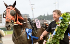 Micael Broberg och Spitcam Jubb efter segern i halvmiljonkronorsloppet Lyon Grand Prix på Åby i augusti. Foto: Malin Albinsson Foto av Kanal 75