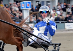 Kim Eriksson vann direkt när han på tisdagen var tillbaka i sulkyn efter skadefrånvaro. Foto av LARS JAKOBSSON