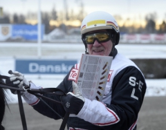 Rekordkusk. Sven-Erik Landin efter måndagens segerlopp. Foto: Christer Norin/ALN Foto av Kanal 75
