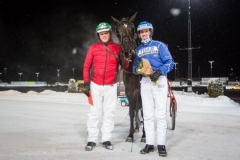 En kommande stjärna? Weekend Fun tog sin fjärde raka seger. Kusken Rikard N Skoglund och skötaren Jimmy Dillner. Foto: David Schreiner Foto av Kanal 75