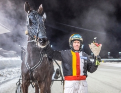 Skrällduon Overtimeosåfin och Lars-Göran ”Lalle” Söderberg efter V86-segern på Bergsåker. Foto av SVANTHE HARSTRÖM