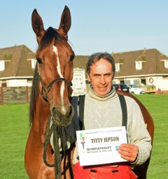 Titty Jepson med tränaren Vincent Lacroix och biljetten till Olympiatravet. Foto av Gerard Forni