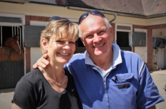 Barbara och René Aebischer kommer till Solvalla med flyfotade elitloppsjokern Uza Josselyn. Foto av Lissi Gustafsson, Kanal 75