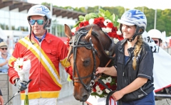 Readly Express efter en av många segrar med Jorma Kontio och skötaren Inga Perk. Foto av Malin Albinsson, TR Bild