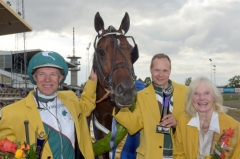 Derbyvinnaren Who's Who flankerad av Pasi Aikio, Örjan Kihlström och Margareta Wallenius-Kleberg. Foto: Lars Jakobsson, TR Bild  Foto av Lars Jakobsson, TR Bild