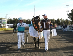 Örjan Kihlström och Daniel Redén flankerar Propulsion efter segern i Mastersfinalen på Östersundstravet. Foto av Maria Holmén, TR Bild