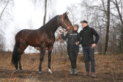 Villiam i sin hage tillsammans med skötare Fredrica Sandberg och tränaren Timo Nurmos. Foto: Maria Holmén, TR Bild Foto av Maria Holmén, TR Bild