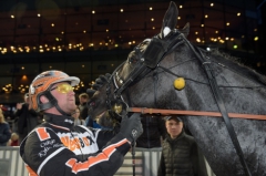 Oskar Kylin-Blom klappar om Antonio Tabac. Foto: Lars Jakobsson, TR Bild Foto av Lars Jakobsson, TR Bild