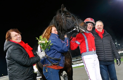 Månprisen A.M. efter segern i Verners lopp på Solvalla. Ägarinnan Annamaria Öberg och tränaren Gunnar Melander. Foto: Maria Holmén, TR Bild  Foto av Maria Holmén, TR Bild