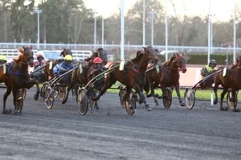 Delia du Pommereux spurtar till seger i Prix du Bourbonnais. Foto: Scoop Dyga Foto av Scoop Dyga