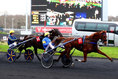 Tvåan i mål, Bird Parker, gick segrande ur Prix de Belgique sedan målettan Belina Josselyn diskats för trängning.  Foto av Pierre Costabadie/Scoopdyga