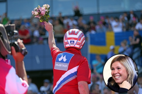 Hans-Owe Sundberg tar emot publikens jubel på Solvalla under fjolåret. I år är det meningen att Emilia Leo (infälld) ska få många chanser med stallets stjärna Charrua Forlan. Foto: Matilda Öhrman, TR Bild Foto av Matilda Öhrman, TR Bild