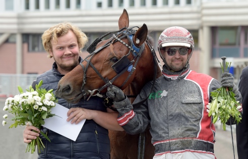 Seger på Solvalla i slutet av september. Tränaren Jesper Hedqvist, McGarret och Micael Stjernström. Foto: Lars Jakobsson, TR Bild Foto av Lars Jakobsson, TR Bild