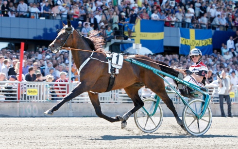 Triton Sund och Örjan Kihlström inför elitloppspubliken 2009. Foto av Mia Törnberg/TR Bild