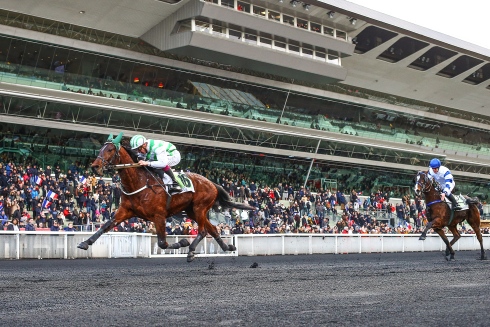 Bilibili förevigad i luften strax innan mållinjen i Prix de Cornulier. Jockeyn Alexandre Abrivard hade kontroll hela loppet med världens bästa montéhäst. Foto: Scoopdyga Foto av Scoopdyga