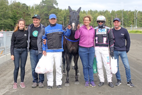 Rappodina tillsammans med Jerker och Ranja Bjurman och kusken Ulf Ohlsson efter skrällsegern i ett uttagningslopp till Derbystoet i Östersund i juli. Foto: Tom Jönehag, TR Bild Foto av Tom Jönehag, TR Bild