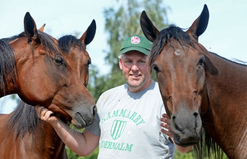 Ulf Stenströmer selar ut en trio när V75 gästar hemmabanan Axevalla. Foto av Malin Albinsson TR Bild