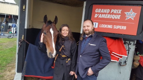 Looking Superb inför starten i Prix d’Amerique förra året. Ägarparet Kolbjörn Selmer och hustrun Ann-Kristin. Foto: Privat Foto av Privat
