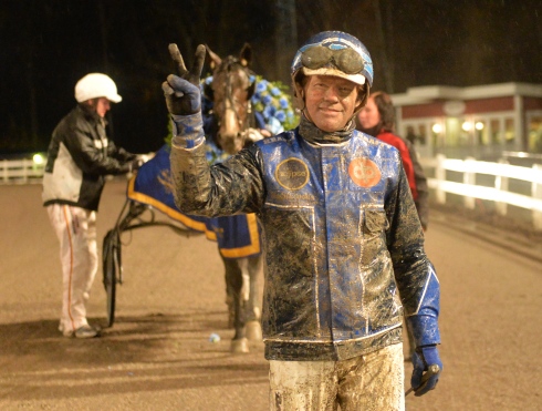 Tuomas Korvenoja på en bild från 2013 efter skrällsegern i Breeders' Crown i Eskilstuna med Jonesy. På onsdag hoppas han på fyraårige Samvais i Örebro. Foto: Lars Jakobsson, TR Bild 