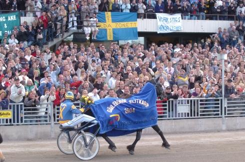 Järvsöfaks tackar publiken efter en av sina fem segrar i Elitkampen på Solvalla. På måndagen gick kallblodshjälten ur tiden, 26 år gammal. Foto av Petri Johansson TR Bild