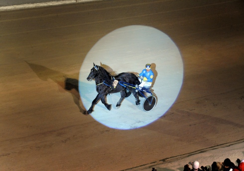 Järvsöfaks och Jan-Olov Persson defilerar inför sin sista start på tävlingsbanan. Foto av Lars Jakobsson/TR Bild