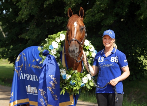 Världsrekordhållaren Moni Viking nordiskt hopp i Prix de Paris. Foto av Matilda Öhrman TR Bild