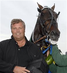 Stefan Hultman &auml;r n&ouml;jd &ouml;ver att ha en formtoppad h&auml;st till start under l&ouml;rdagens jackpot-omg&aring;ng i &Aring;rj&auml;ng. Foto: Claes K&auml;rrstrand.