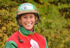 Färska proffstränaren Mimmi Elfstrand hoppas ta sin första V75-seger på lördag. Foto: Claes Kärrstrand.
