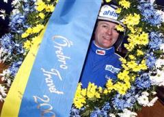 Erik Adielsson i lagerkrans efter att ha vunnit Express Gaxes lopp, tillika V75-7 med Jean Dobel. Foto: Foto-Mike.