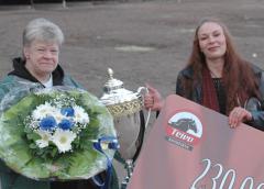 Christina Johansson och Angelica Vironen representerade Maharajah i vinnarcirkeln. Foto: Travkompaniet