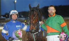 Bo Nilsson (th) har aldrig tidigare varit på Solvalla, där han på lördag har Houston Star till start i en V75-final. Foto: Lars Jakobsson