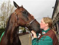 Skötaren Lisa Skogh gav Maharajah en puss efter andraplatsen i Oslo GP. Foto: Lars Jakobsson