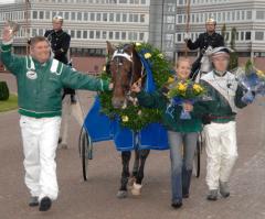 Stefan, Örjan och Travkompaniets senaste Kriteriesegrare, Maharajah. Foto: C.Kärrstrand