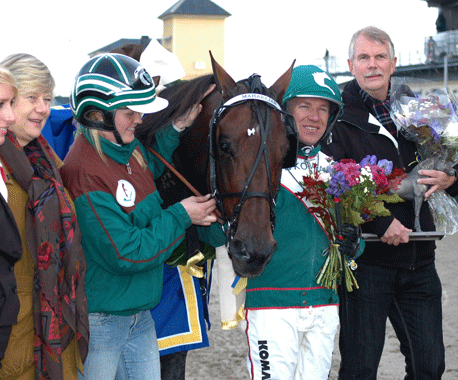 Maharajah tillsammans med skötaren, Lisa Skogh, Örjan och andelsägaren Mats Planell. Foto; Travkompaniet