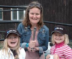 Förstapristagaren i tipstävlingen, Mia Moberg flankerad av tredje och andrapristagarna, Cindra och Tilde. 